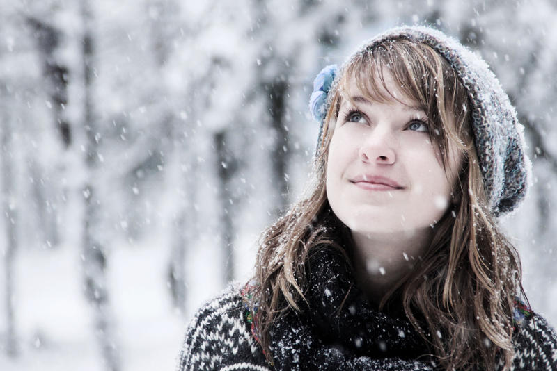 Девушка под снегом. Женщина зимой. Зимний портрет. Девушка в снегу. Девушка улыбается зима.