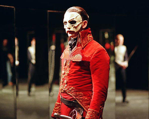 Красный костюм и маска. Призрак оперы 2004. Призрак оперы 2004 Джерард Батлер.