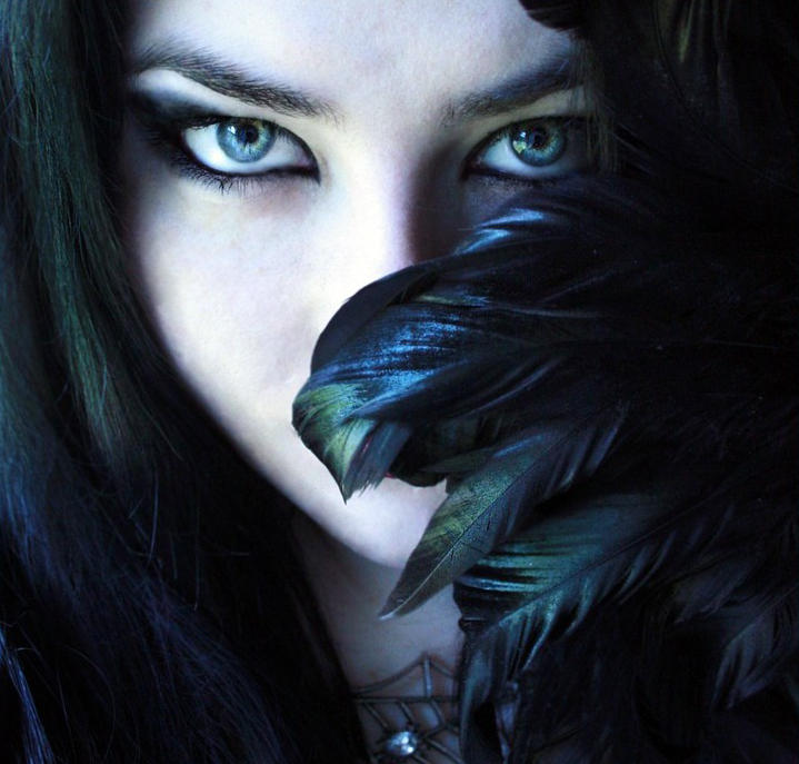 Аватарка готов. Ведьма с голубыми глазами. Глаза фэнтези. Красивые фэнтези глаза. Красивые женские глаза.