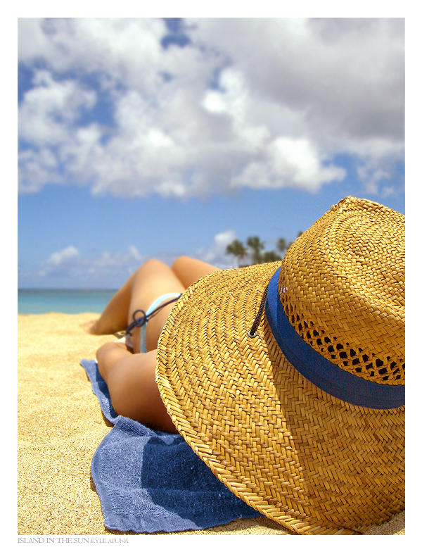 Шляпа на пляже. Женщина в шляпе на море. Девушка в шляпе на пляже. Дама в шляпе на пляже. Шляпа на лето.