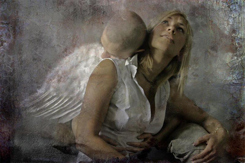 Умершие души рядом. Ангел обнимает человека. Объятия ангела. Ангел рядом. Ангел обнимает девушку.