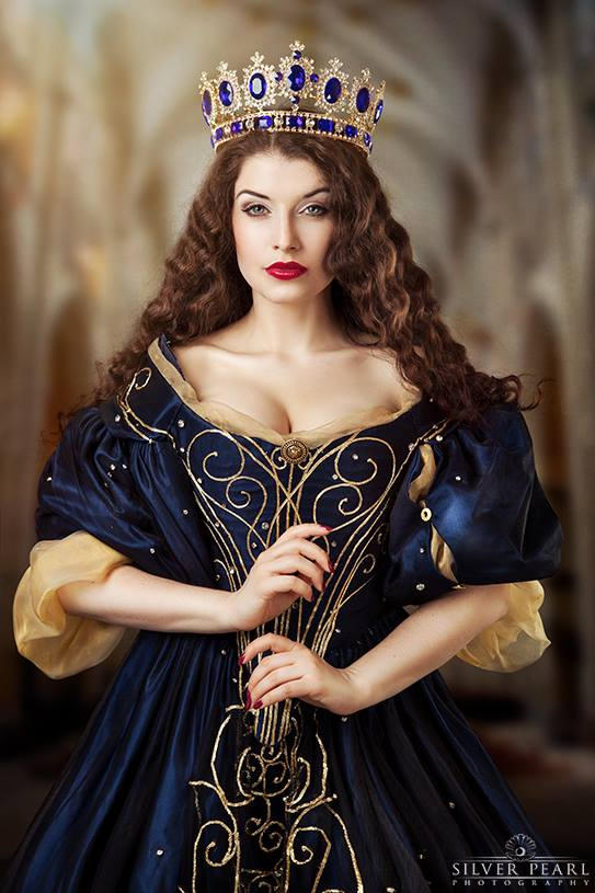 Королева картинки. Королева Эсмеральда. La Esmeralda модель. Девушка Императрица. Средневековое платье с короной.
