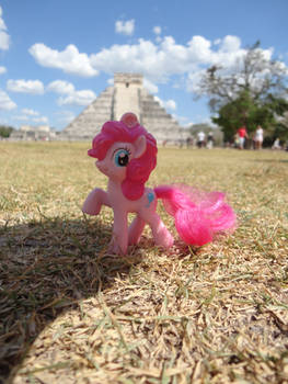 Pinkie Pie's adventure in Mexico