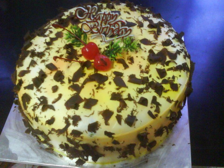 Mango cake with choco sprinkle