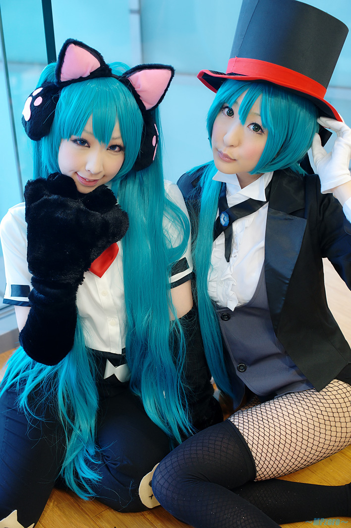 Kitty!Miku + Circus!Miku = Chi and Ami