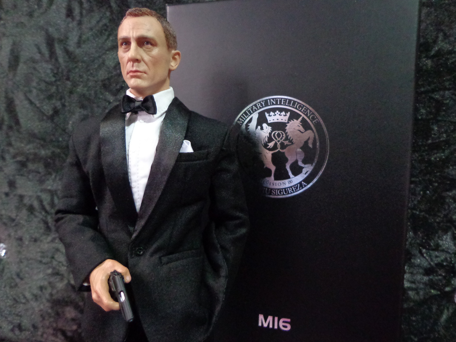 1/6 figure of Daniel Craig as James Bond