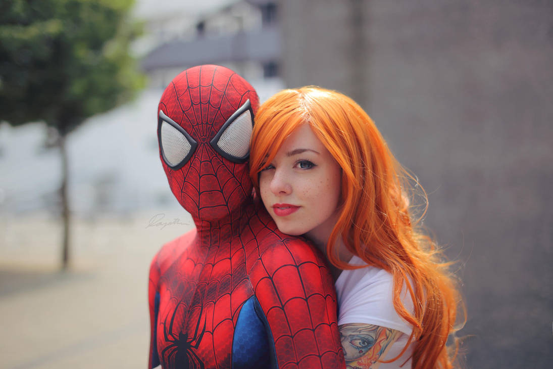 2 девушки в костюме человека паука