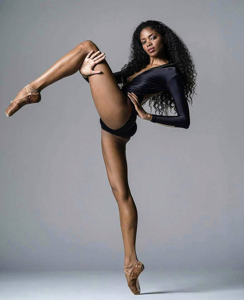 Ноги чернокожих. Nardia Boodoo. Образ танцовщицы. Чернокожая девушка танцует. Девушка модель танцует.