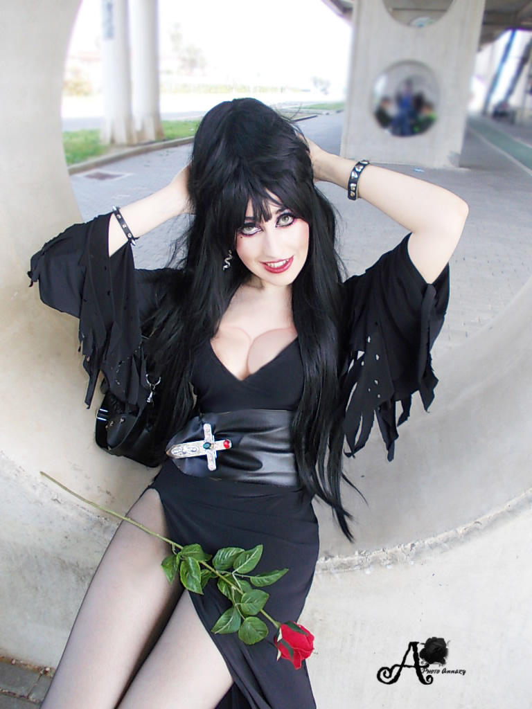 Dark cosplay. Elvira mistress of the Dark косплей.