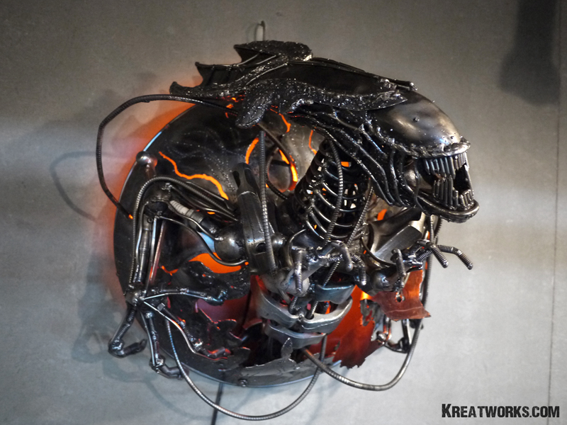 Metal Queen Alien Lamp