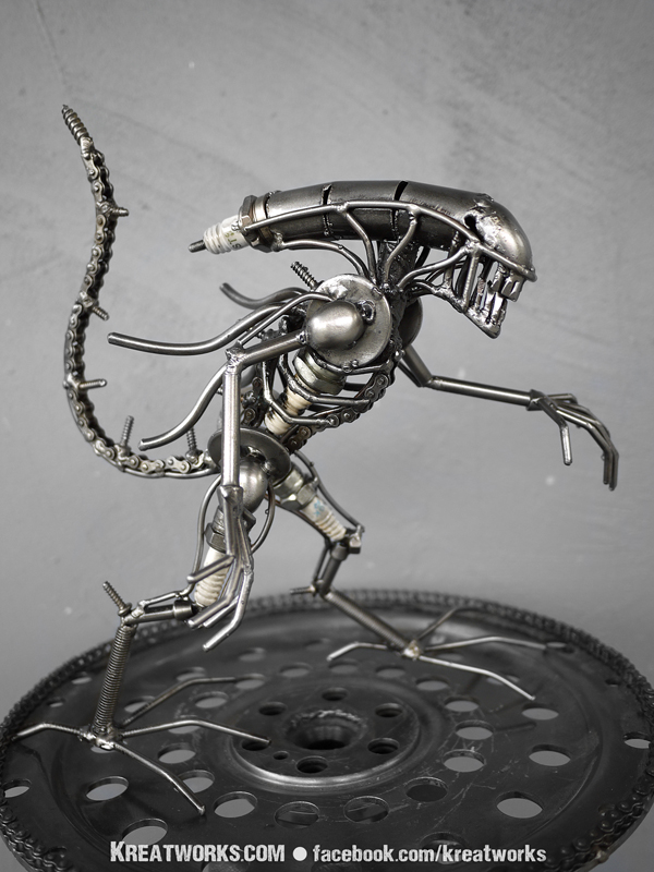 Mini Metal Alien : tail up