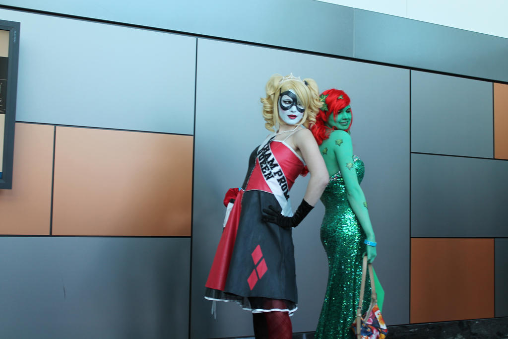 Poison Ivy and Harly Quinn