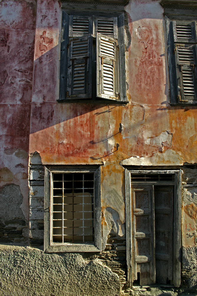 Decaying House in Ermoupoli