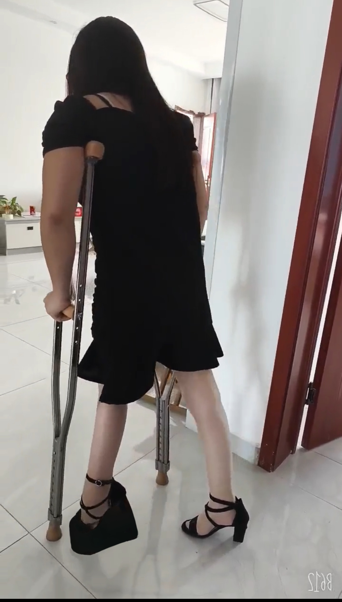 Polio Lady With Short Leg On Crutches By Paradevotee On DeviantArt polio-lady-with-short-leg-on-crutches-by-paradevotee-on-deviantart