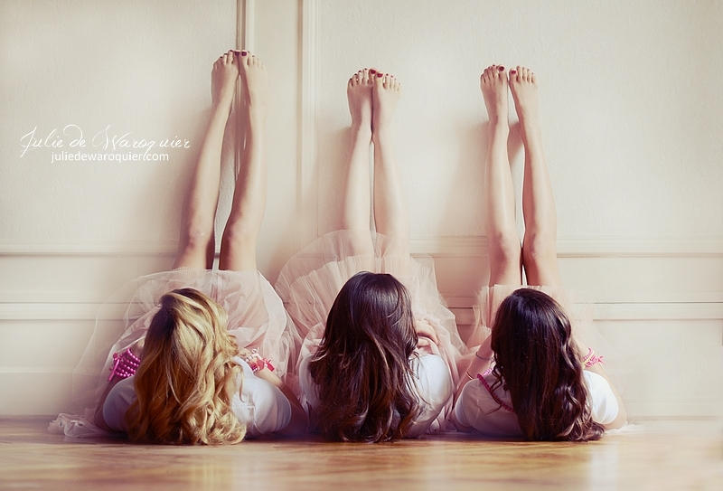 Рядом стоят 3 девушки. Три девушки со спины. Две девушки со спины. Три подруги. Подруги со спины.