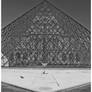 Pyramide du Louvre (N/B) [1]