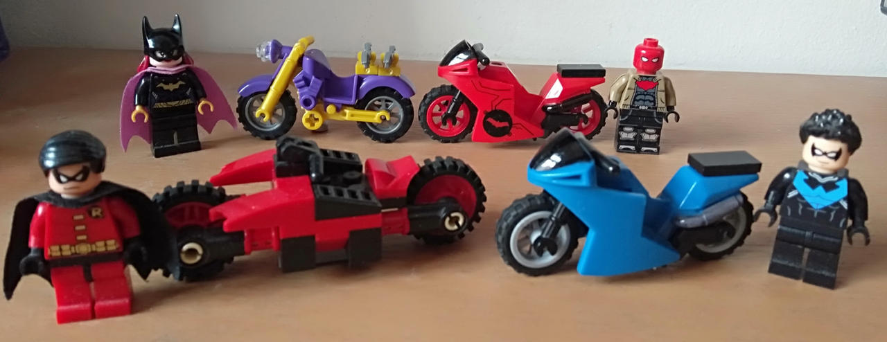 Scooter Lego Darvader Junto Com Batman Andando De Bicicleta Fotografia  Editorial - Imagem de fundo, lambreta: 185334497