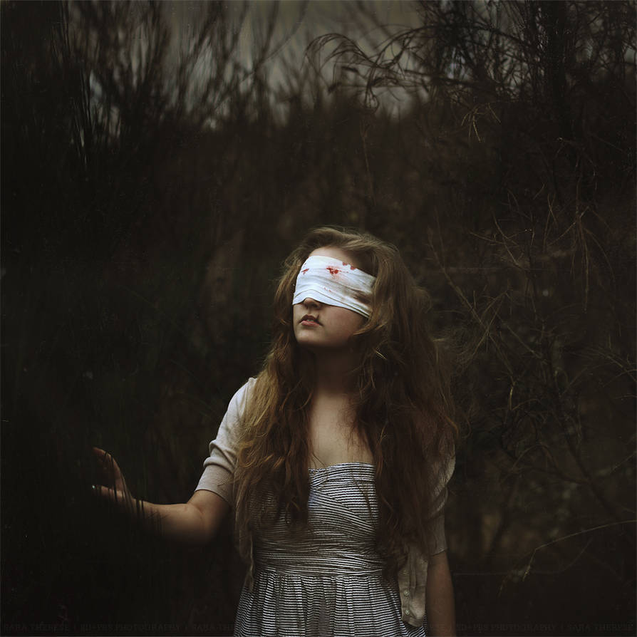 Страшная девочка картинка. Девушка с повязкой на глазах. Фотосессия в стиле хоррор в лесу. Мрачная девочка.
