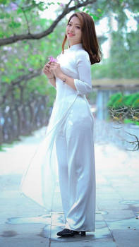 Vietnamese women wearing traditional AoDai-0da24