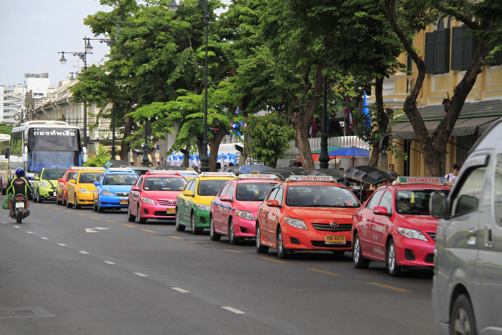 Такси тайцы. Такси в Тайланде. Транспорт Тайланда. Такси Бангкок. Разноцветное такси в Тайланде.