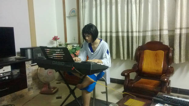 Kohaku playing Synthesizer