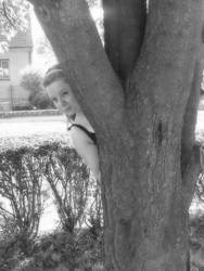 girl for tree