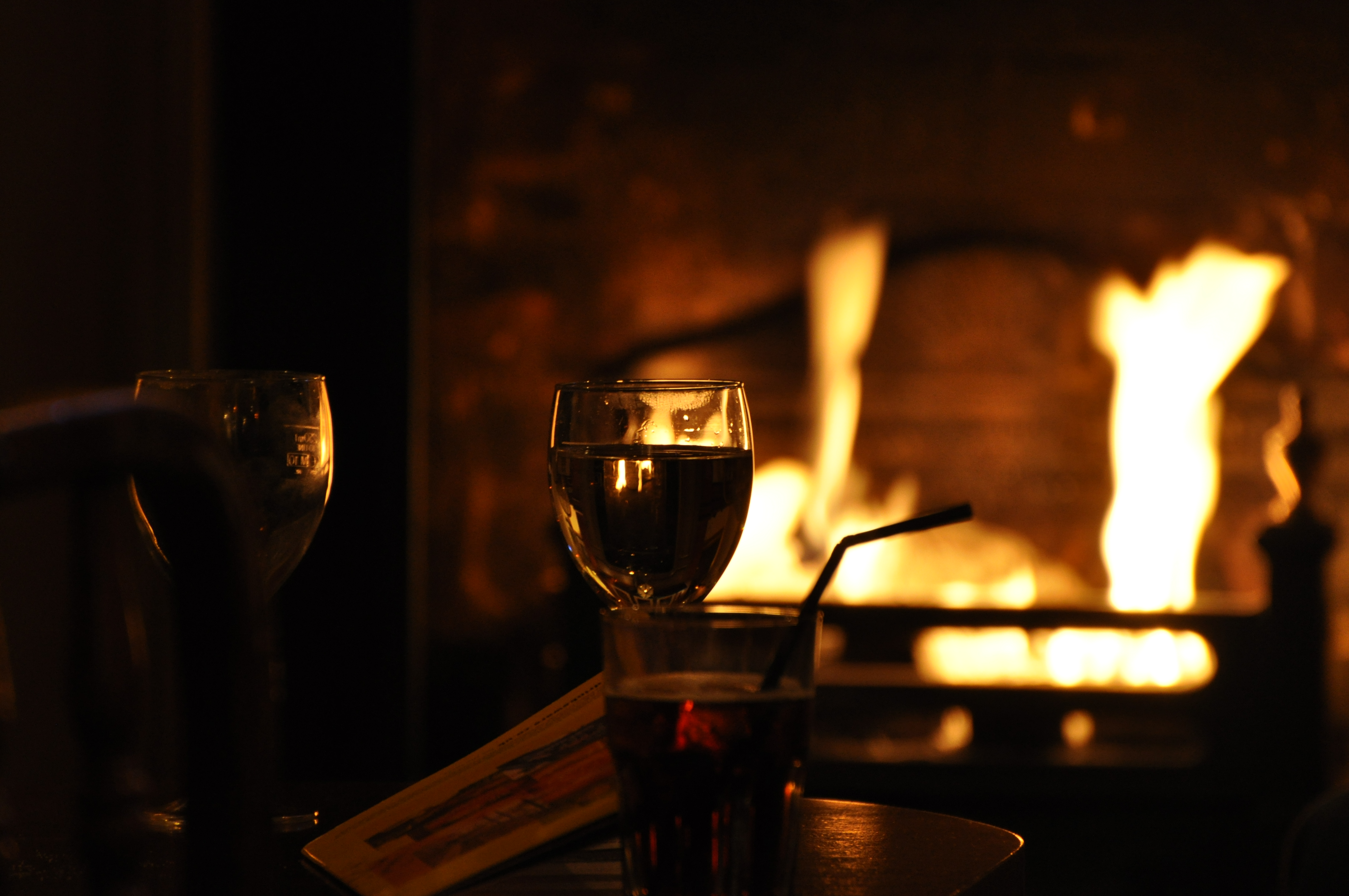 Бокал вина огонь. Камин вино. Вечер у камина. Камин вино романтика. Вино камин уют.