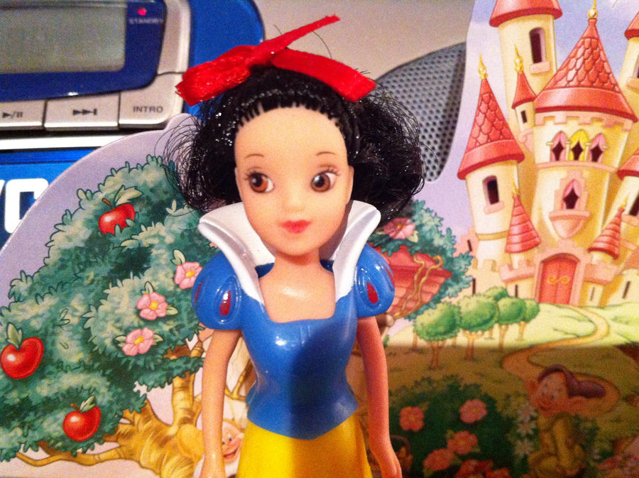 Dancing Snow White Doll (close up of her face)