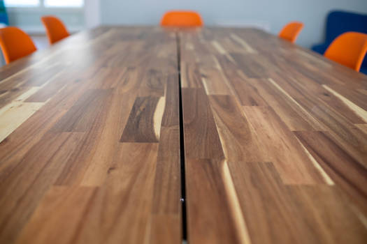 Table with leading lines