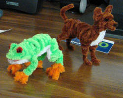 Pipe cleaner frog and chihuahua
