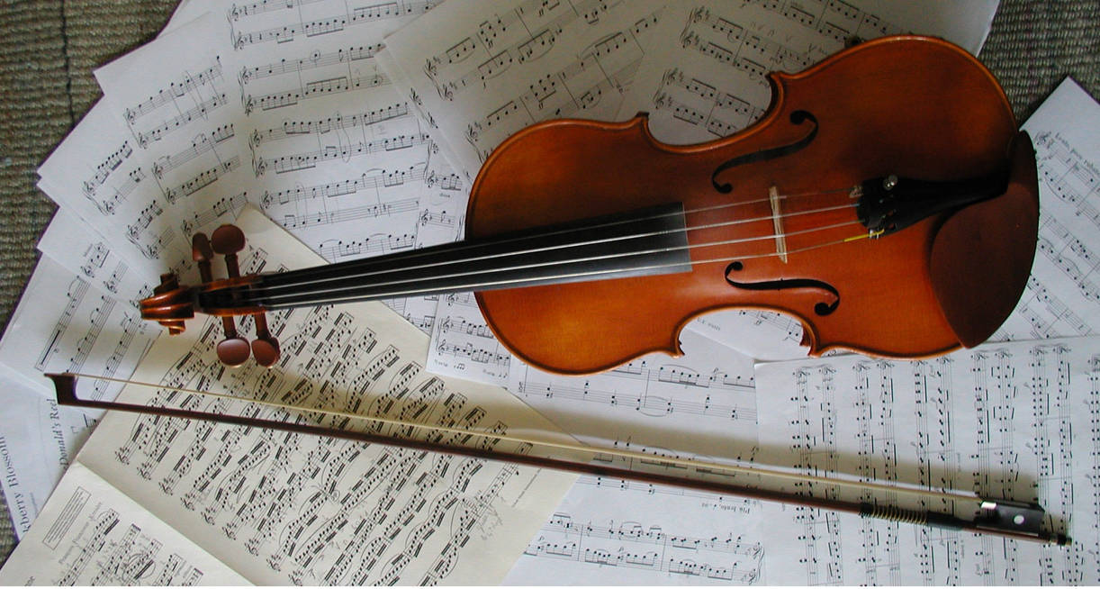 Нота звук скрипки. Классические музыкальные инструменты. Изображение скрипки. Скрипка на красивом фоне.
