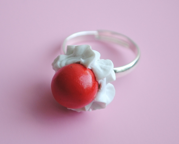 Cherry and Whipcream Ring