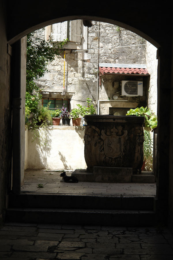 Courtyard in Trogir 2