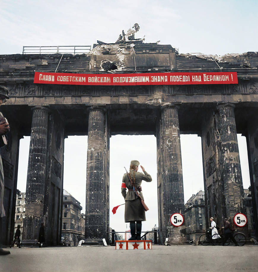 Фотография берлин 5 мая. 1945 Бранденбургских ворот. Берлин памятник Бранденбургских ворот. Бранденбургские ворота в Берлине 1941. Ворота в Берлине 1945.