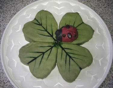 4 leaf clover Ladybug cake