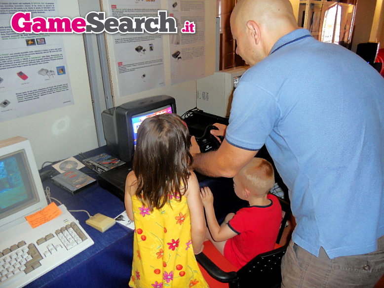 Grandi e piccoli giocano con il Saturn by GameSearch