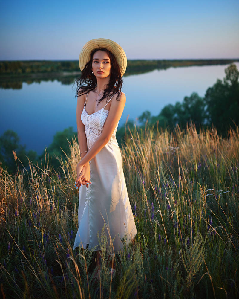 Фото жирнова. Фотосессия на фоне реки. Девушка фотограф. Профессиональные фотографии.