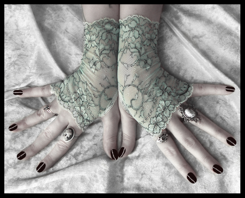 Amelia Lace Fingerless Gloves