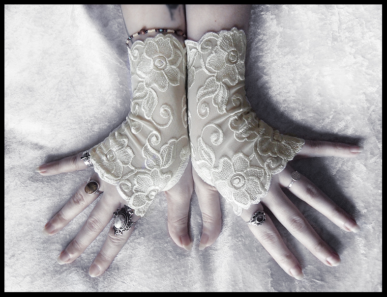 Lissette Lace Fingerless Gloves