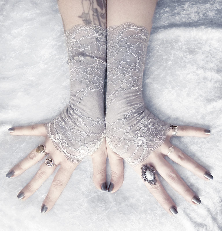 Kynthia Lace Fingerless Gloves