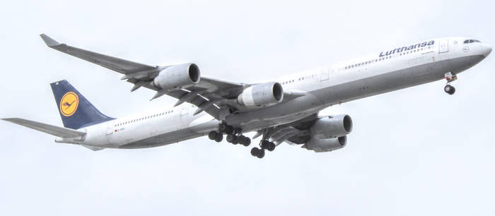 Lufthansa A346 on an overcast approach