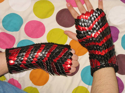 Chevron Scale Mail Knit Gloves
