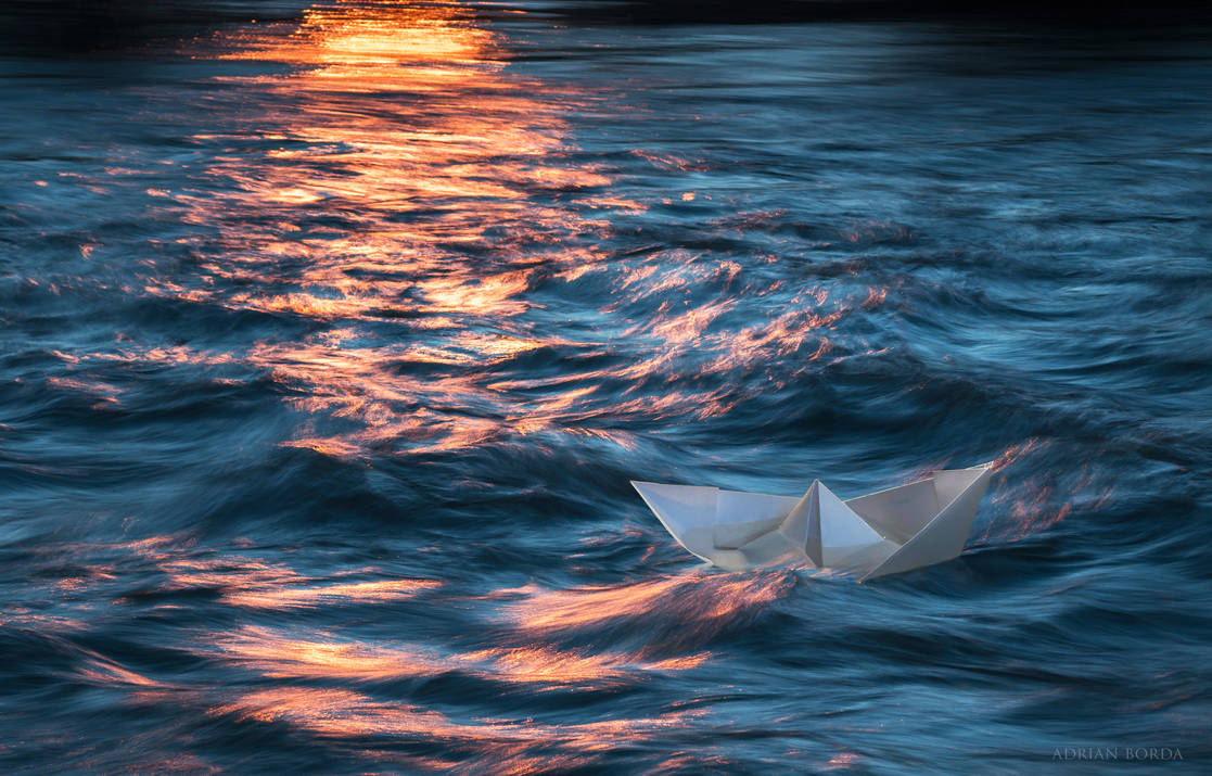 Бумажный кораблик плывет. Бумажный кораблик. Бумажный кораблик на воде. Бумажный кораблик в море.