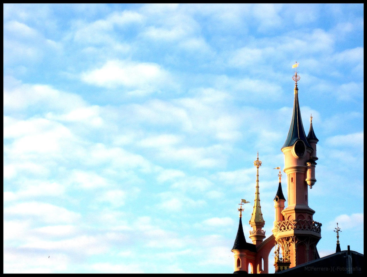 Castillo Disney Disney's castle by Cildrin on DeviantArt