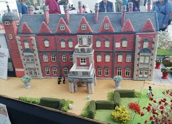 Knitted mansion house