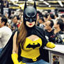 Comic-con-batman-acompaado-de-una-chica-china-con-