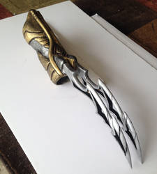 Female predator blade gauntlet v1