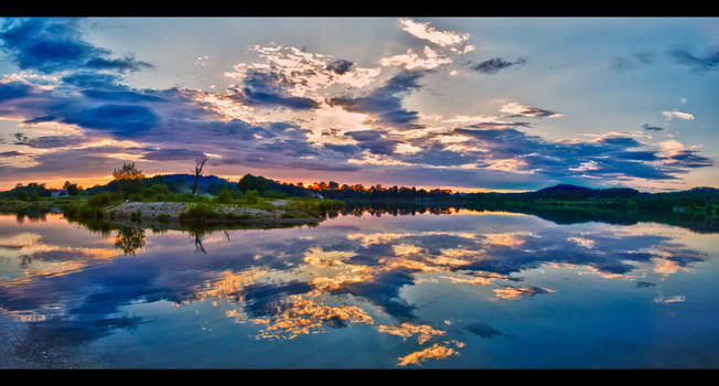 Hdr panorama vs. mirrored lake