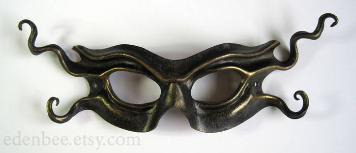 Imp leather mask in black and cracked antique gold