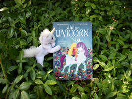 Little Lost Unicorn: Uni reads Uni the Unicorn